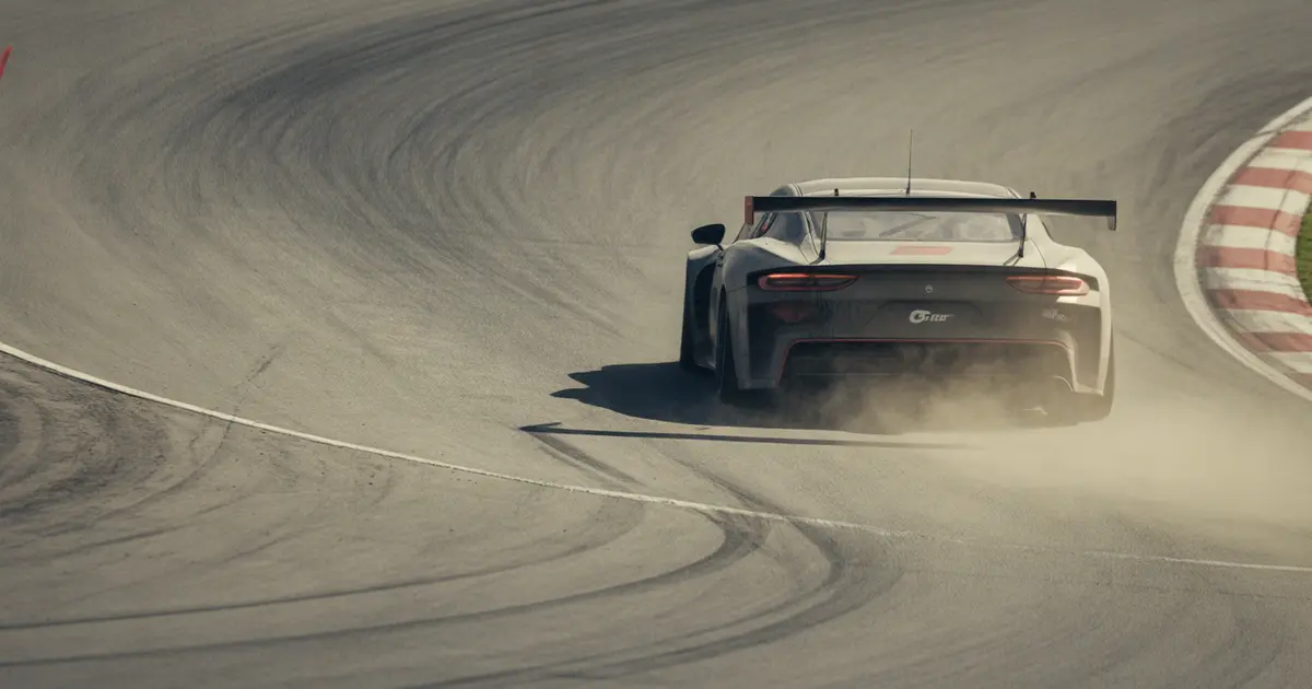 GT3 saindo de uma curva técnica sobre o meio-fio, levantando pó e borracha no asfalto sob luz forte de meio-dia